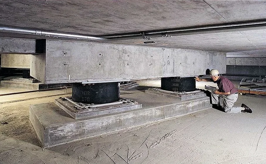 Base Isolation Seismic Design in Ajax: NBCC-Compliant Solutions for Lake Ontario Shoreline Conditions